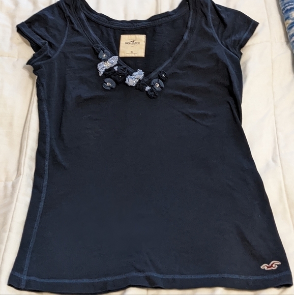 Hollister Tops - 𝅺holister V-neck top with fun collar details size Medium